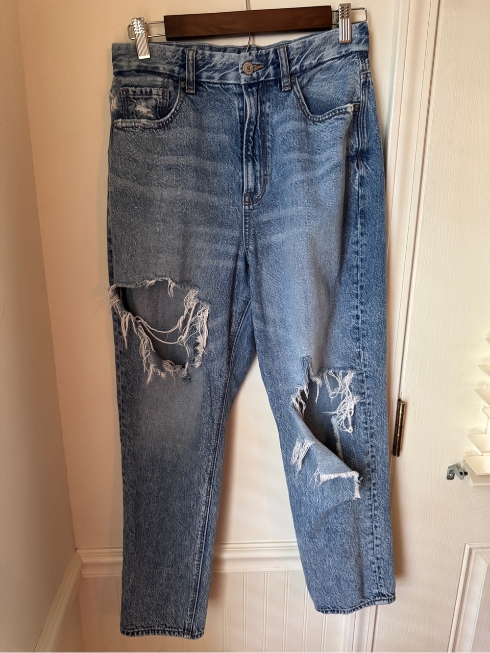 American Eagle Outfitters Light Blue Distressed Curvy Mom Jeans Size 6